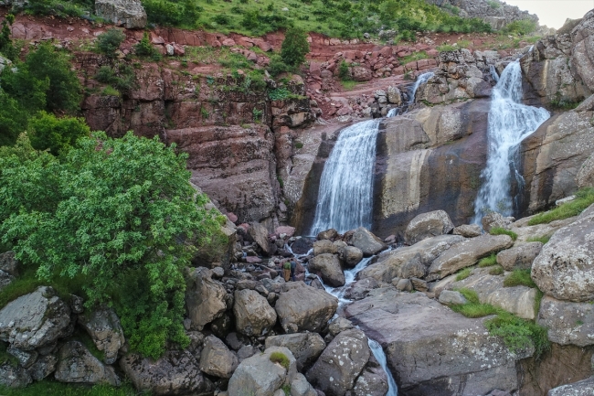 Mehmetçik dağları teröristlerden temizledi, Şemdinli huzura kavuştu